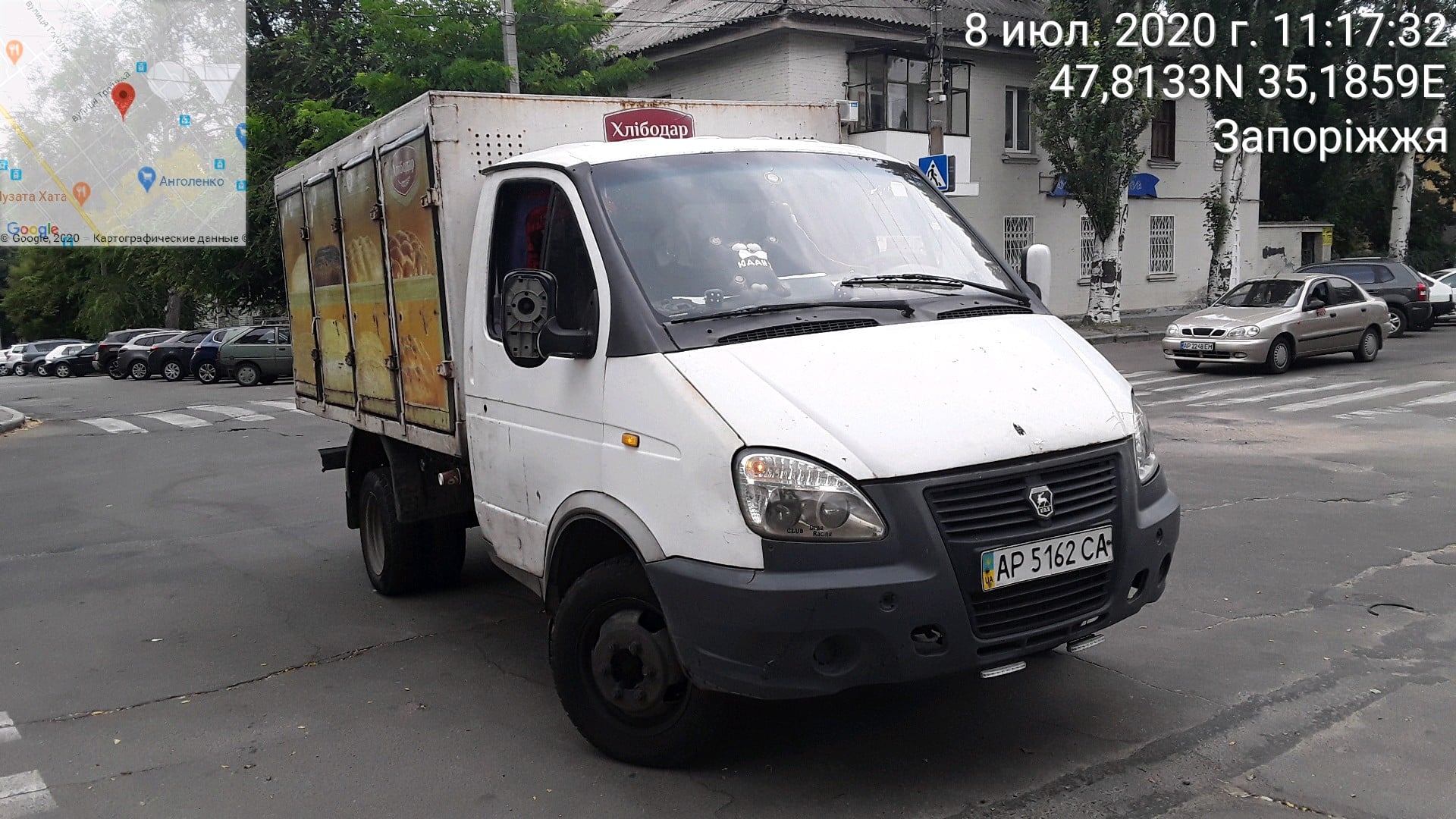 В Запорожье грузовик, перевозящий хлеб, припарковался посреди перекрестка (ФОТО)