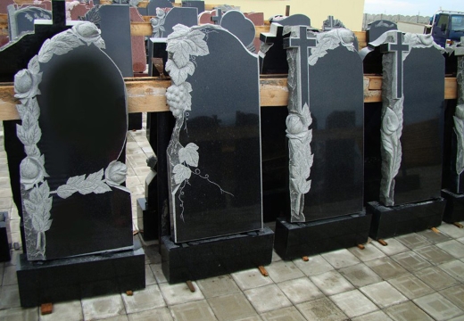 В Запорожье компания установила умершему парню памятник из использованного гранита (ФОТО)