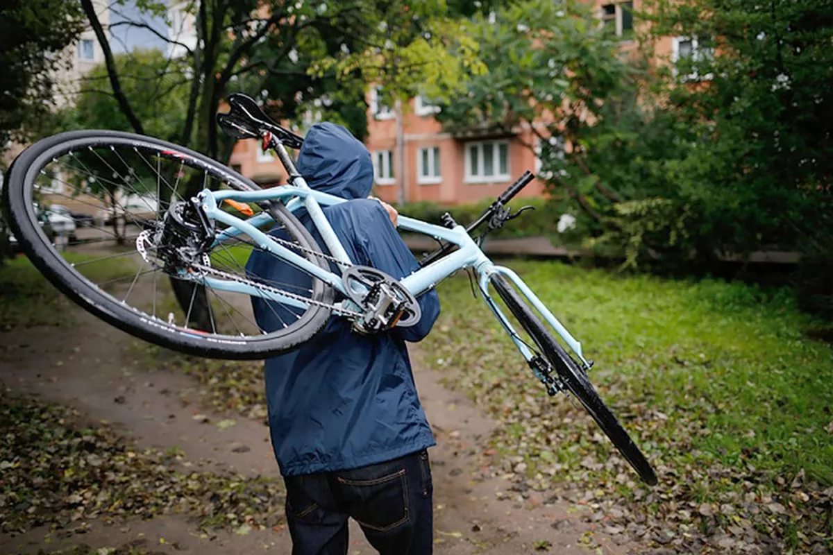 В Запорожье двое грабителей избили мужчину, отобрали у него велосипед и сумку (ФОТО)