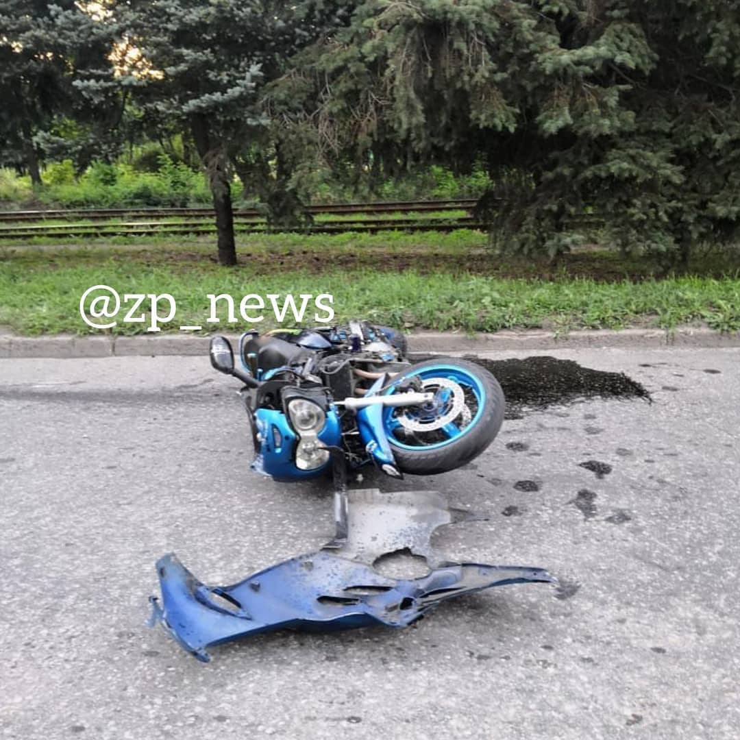 Стало известно о состояние мотоциклиста, который сильно пострадал в жутком ДТП в Запорожье на “Искре”