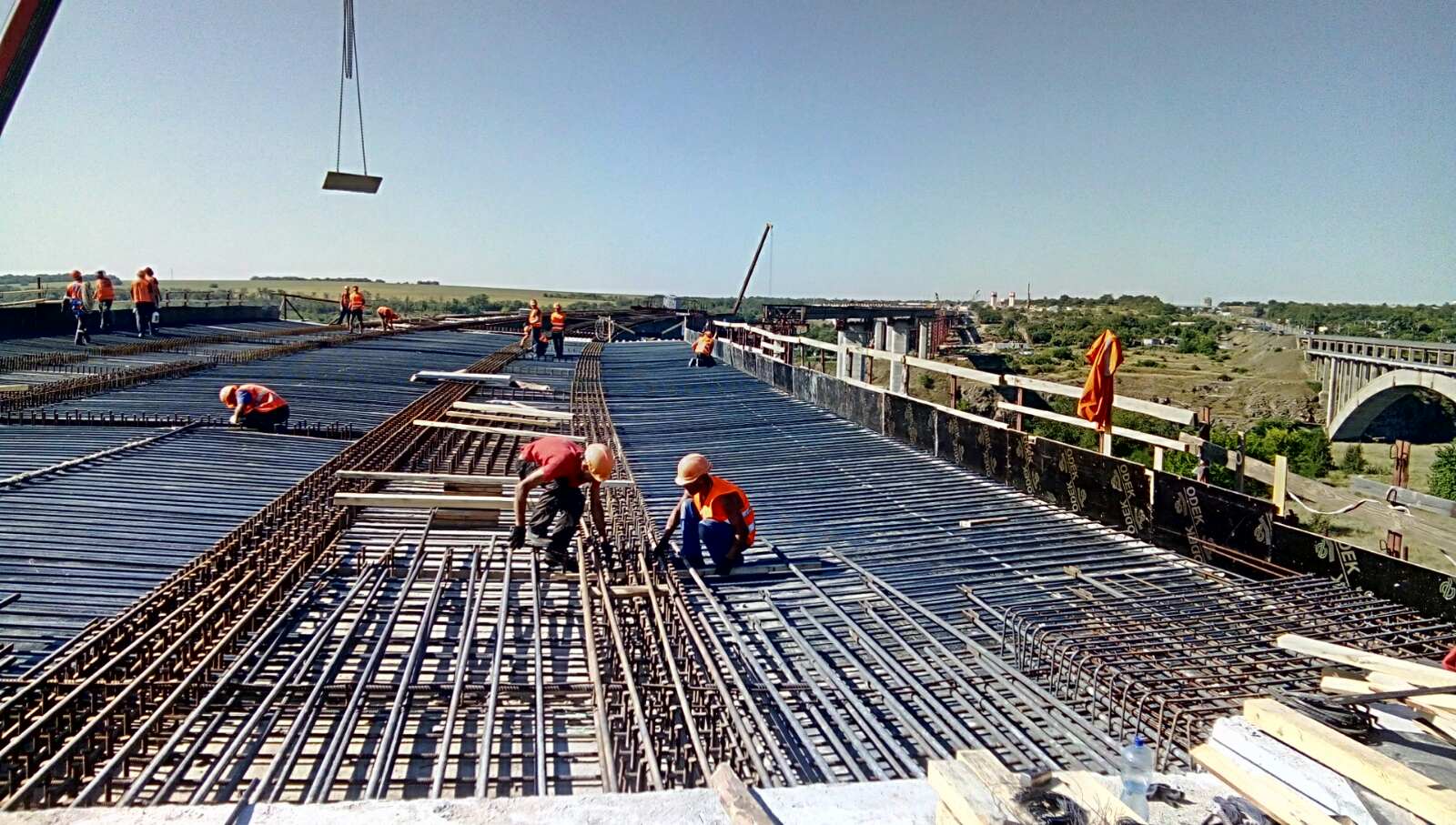 Мостостроители в Запорожье переходят на круглосуточный режим работы: что уже сделали на сегодня (ФОТО)