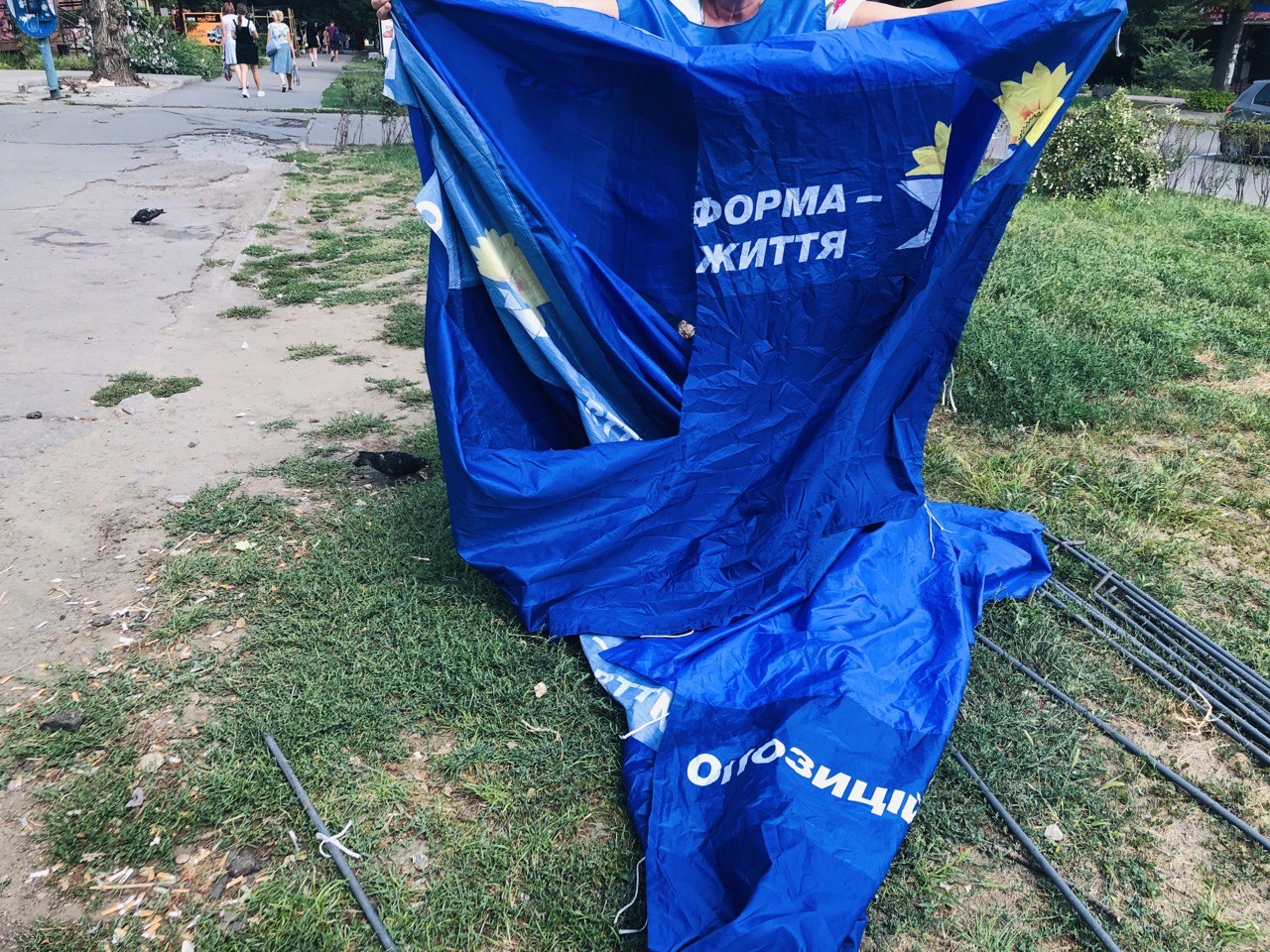В Запорожье и области громят палатки “Оппозиционной платформы – За жизнь” (ФОТО)
