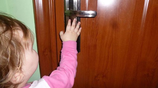 В Запорожской области 2-летний малыш заперся в квартире (ФОТО)