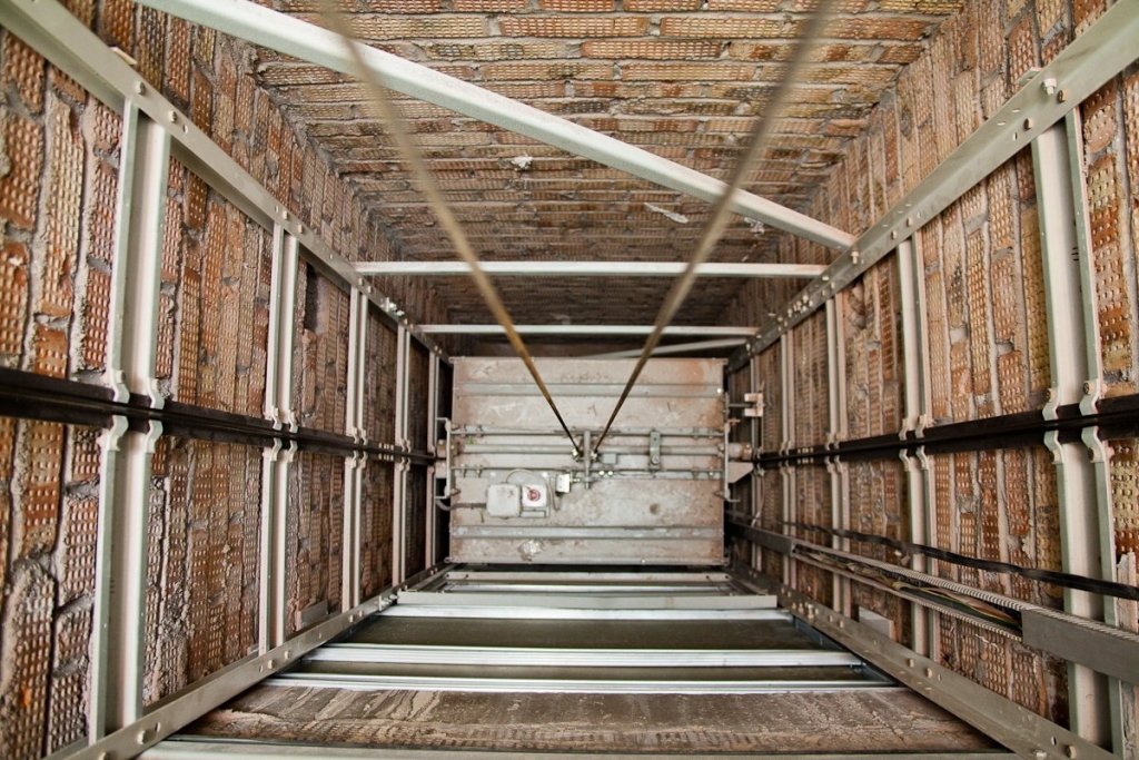 В Запорожской области лифт с двумя детьми упал с 9 этажа: несколько дней назад его ремонтировали