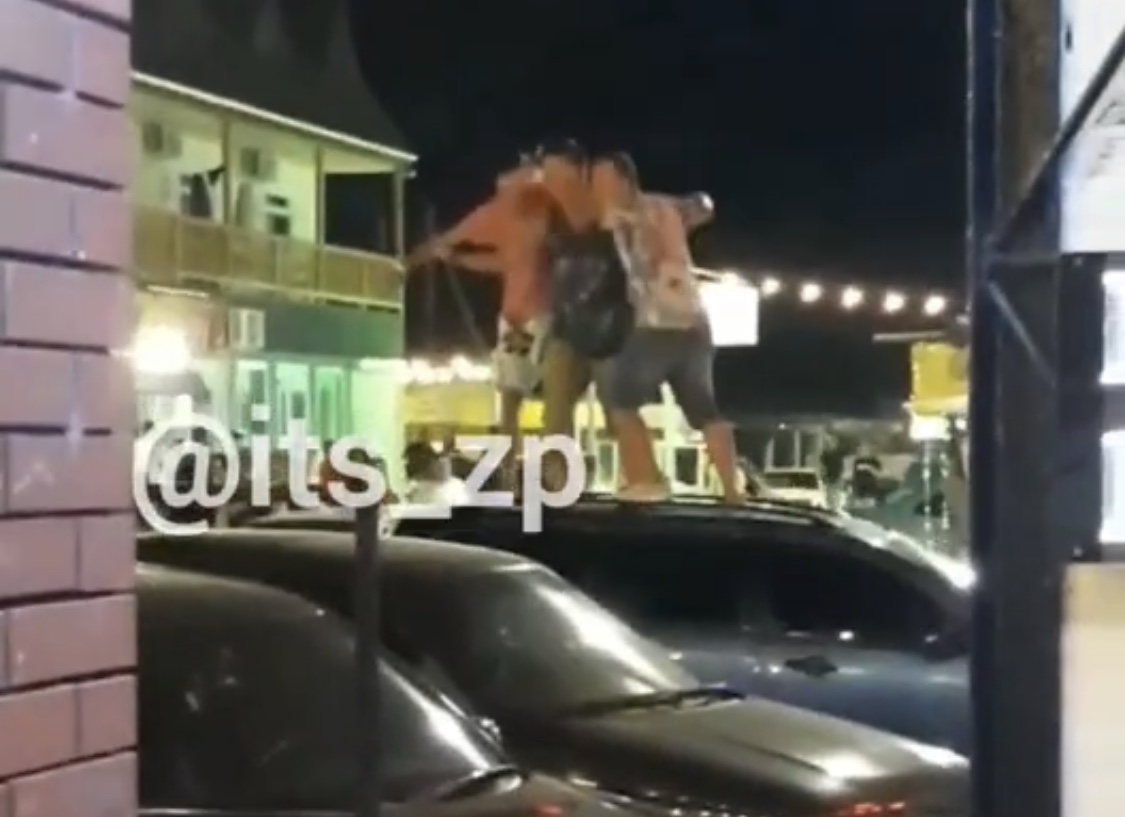 В Кирилловке трое мужчин устроили зажигательные танцы на крыше авто (ВИДЕО)
