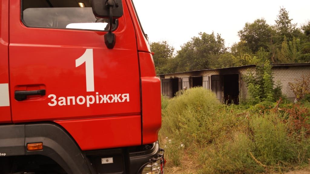 В Запорожье во время пожара в гаражах сгорело авто (ФОТО)