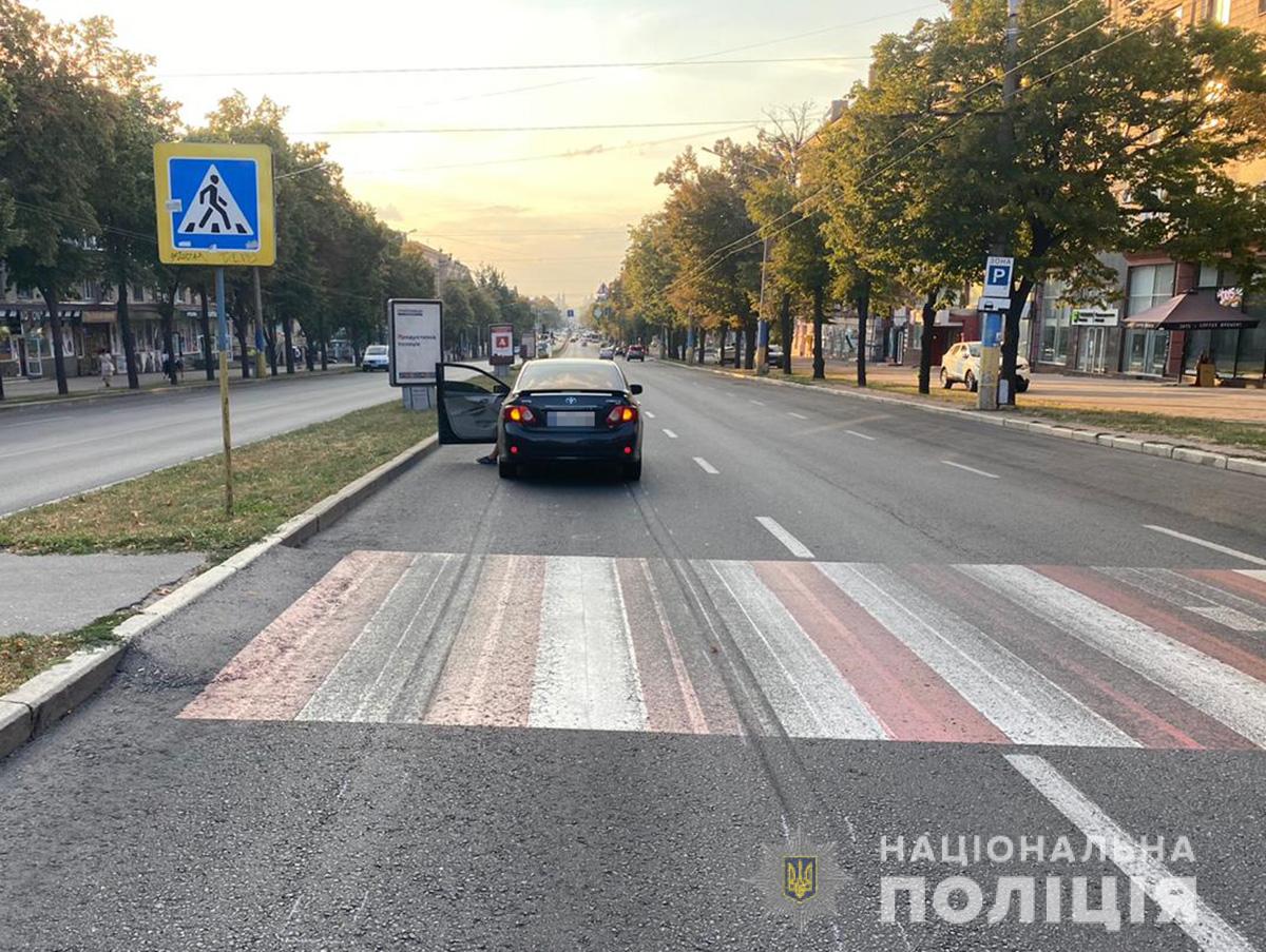 В Запорожье на пешеходном переходе сбили женщину: в полиции рассказали подробности (ФОТО)