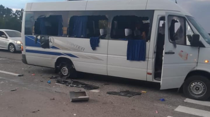 Под Харьковом расстреляли автобус с активистами “ОПЗЖ”: есть тяжело раненые (ВИДЕО)