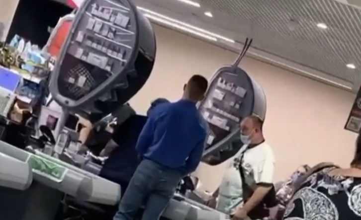 Драка из-за маски в супермаркете в Запорожье: охранник остался без работы