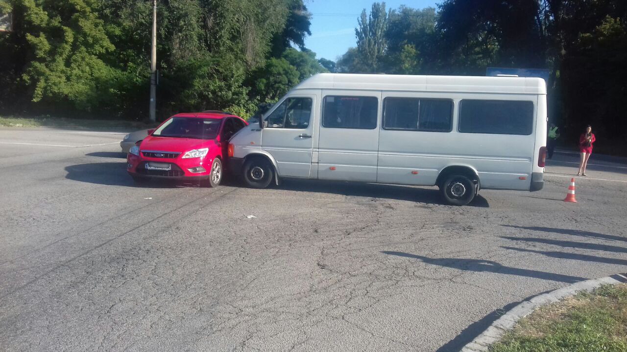 В Запорожье в маршрутку врезалось легковое авто (ФОТО)