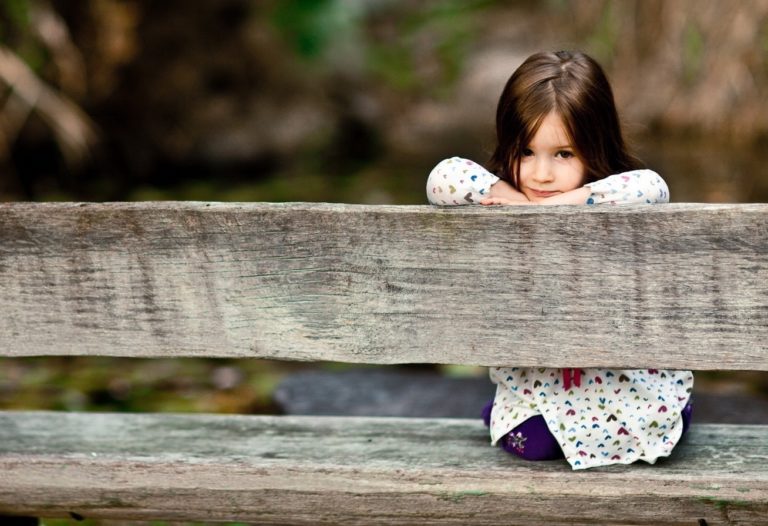 На запорожском курорте 11-летняя девочка сидела на лавочке и не могла вспомнить, где живет (ФОТО)