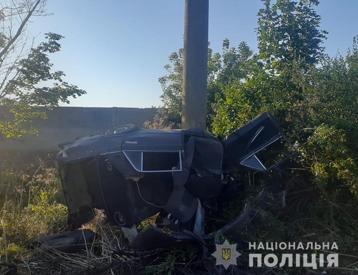 На запорожской трассе погиб пьяный 22-летний водитель, врезавшись в столб: разыскиваются очевидцы (ФОТО)