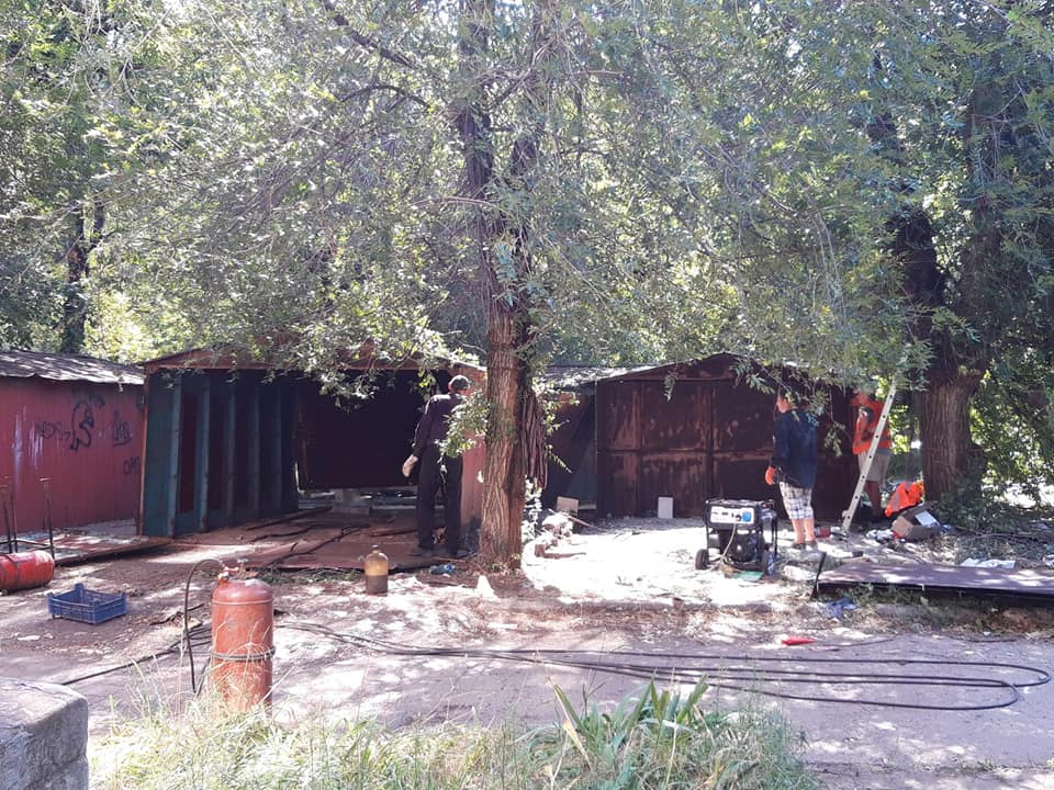 В Запорожье демонтировали два “кофейных” МАФа, продолжают сносить гаражи (ФОТО)