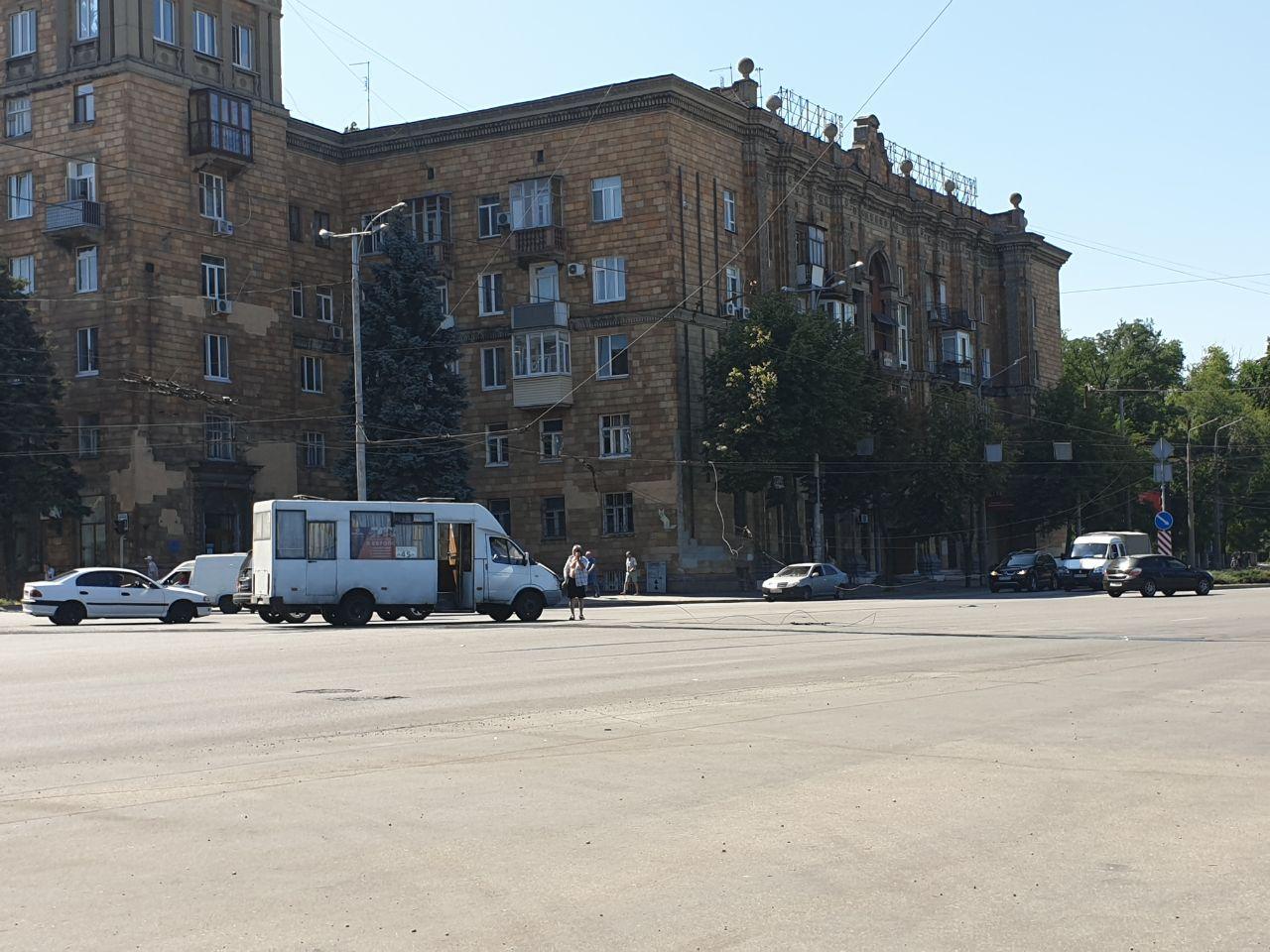 В Запорожье на проспекте фура оборвала троллейбусные провода: на водителя составили три админпротокола (ВИДЕО)