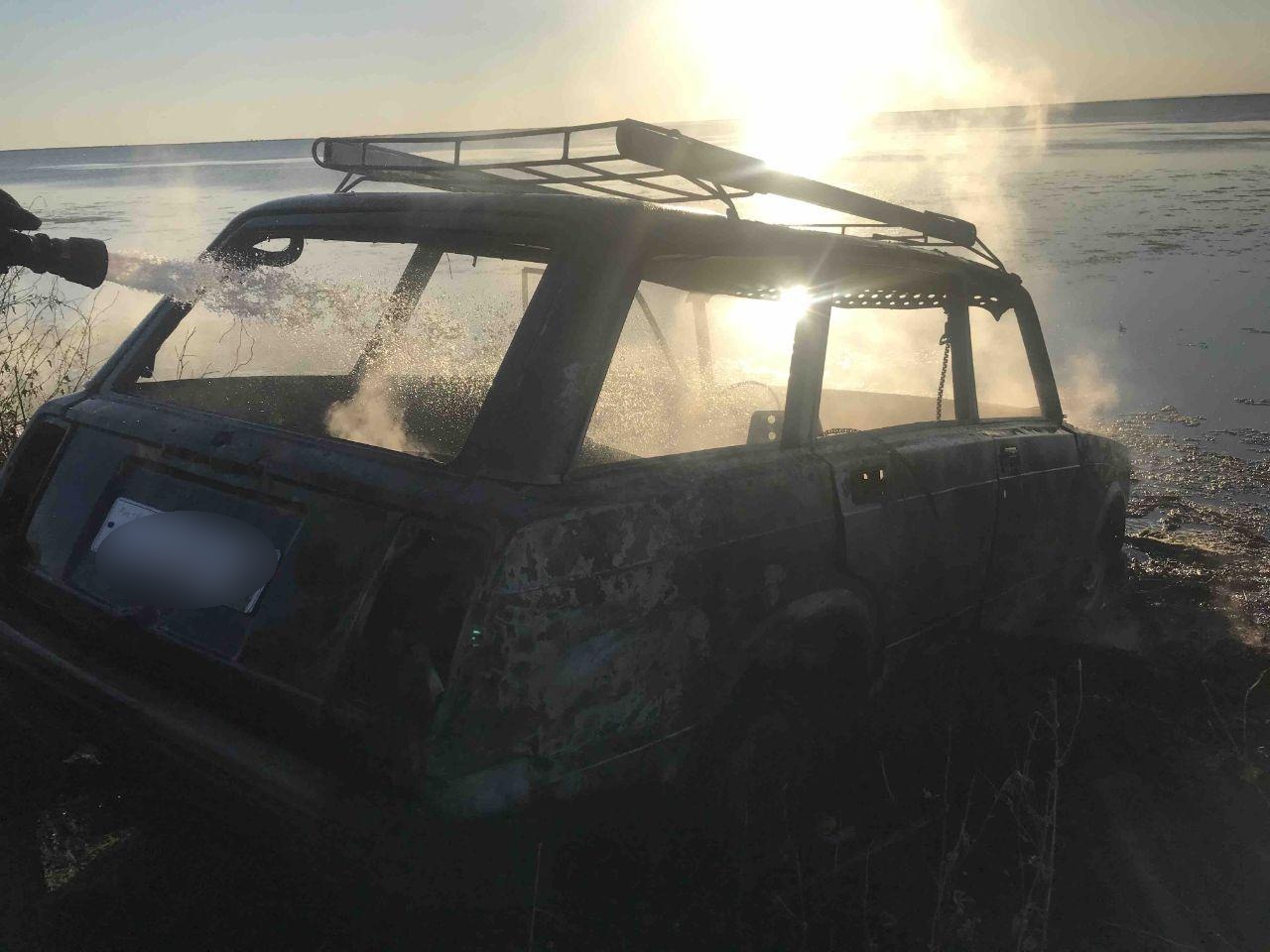 На запорожском курорте пьяного мужчину подозревают в поджоге собственного автомобиля (ВИДЕО)