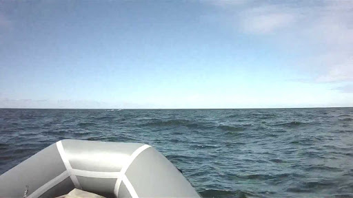 На запорожском курорте мужчина перевернулся на резиновой лодке в открытом море