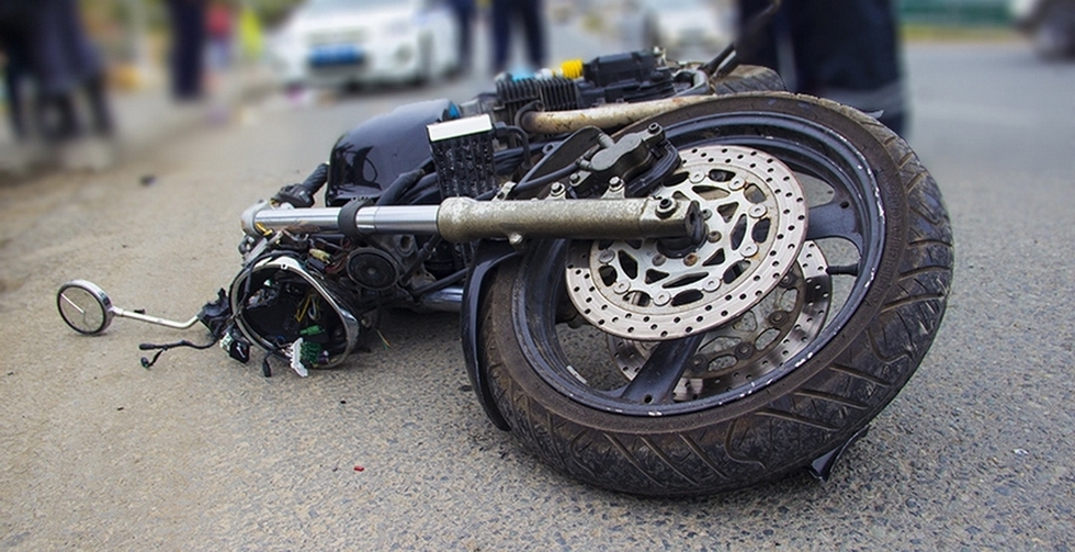 В Запорожском районе мотоцикл врезался в грузовик с прицепом (ВИДЕО)