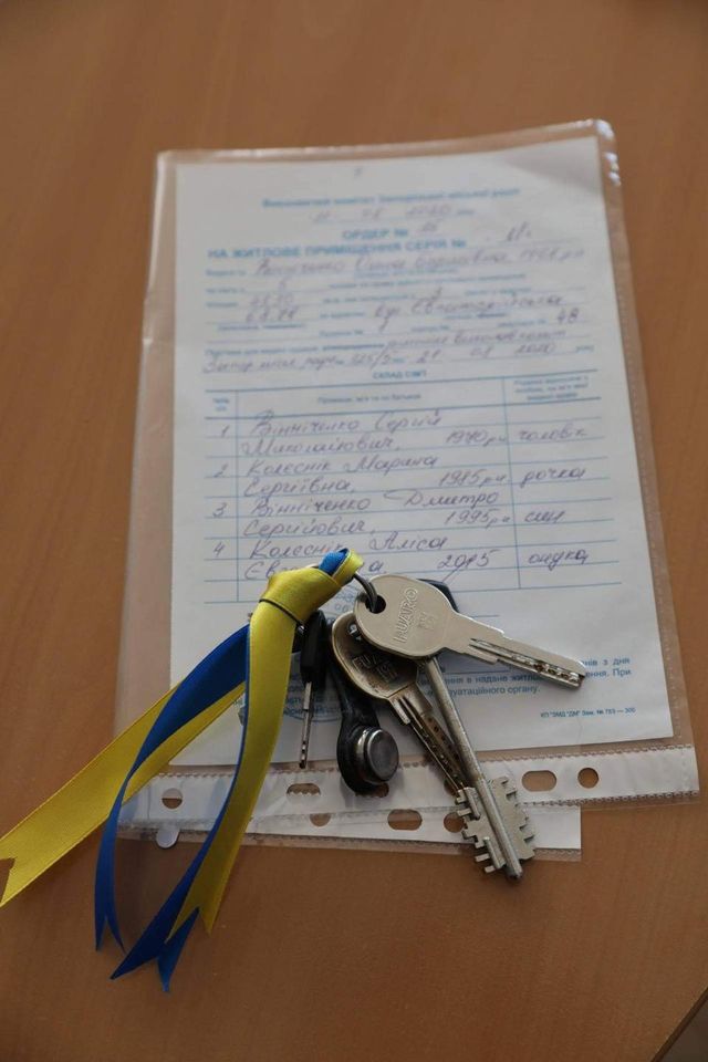В Запорожье семья из аварийного дома получила ключи от квартиры, купленной за счет бюджета (ФОТО)