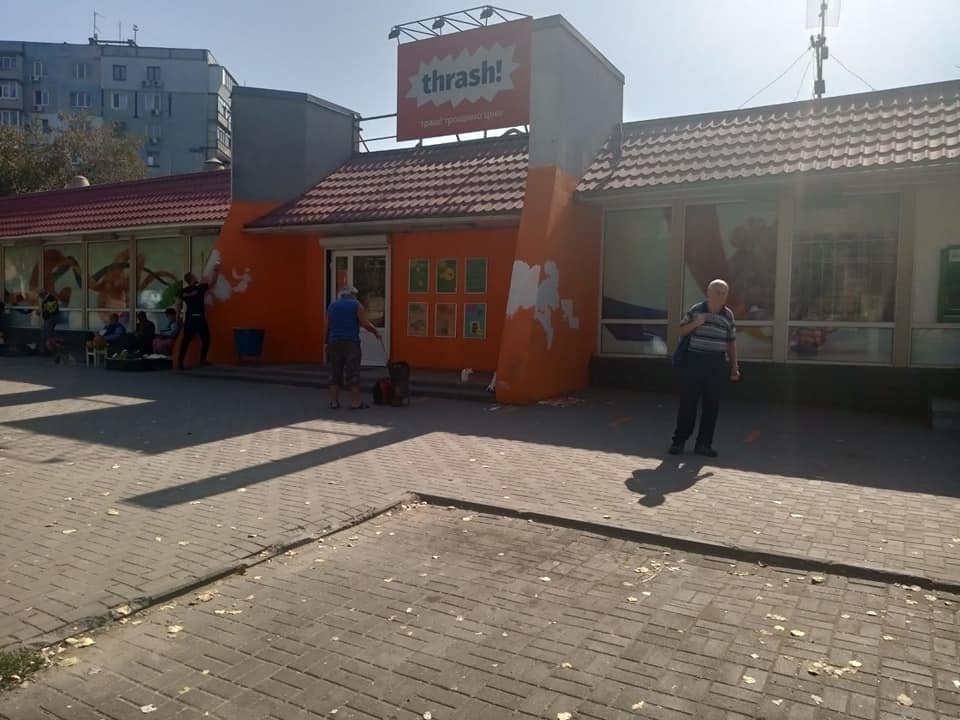 В Запорожье владельцы супермаркета захламили мусором прилегающую территорию (ФОТО)