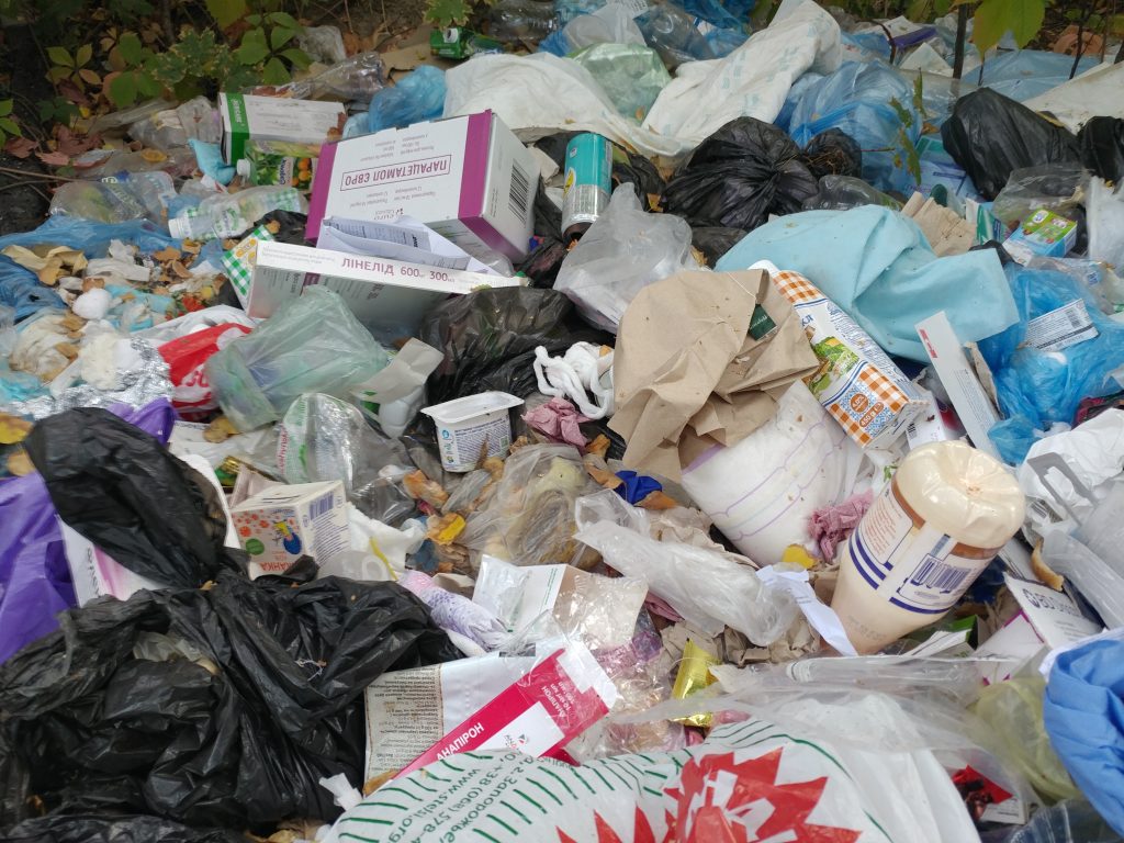 В Запорожье на территории областной больницы снова образовалась свалка из опасных отходов (ФОТО)
