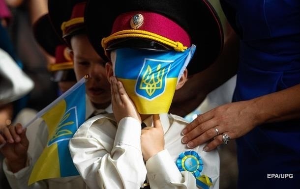 Рейтинг доверия украинцев возглавили армия, церковь и волонтеры