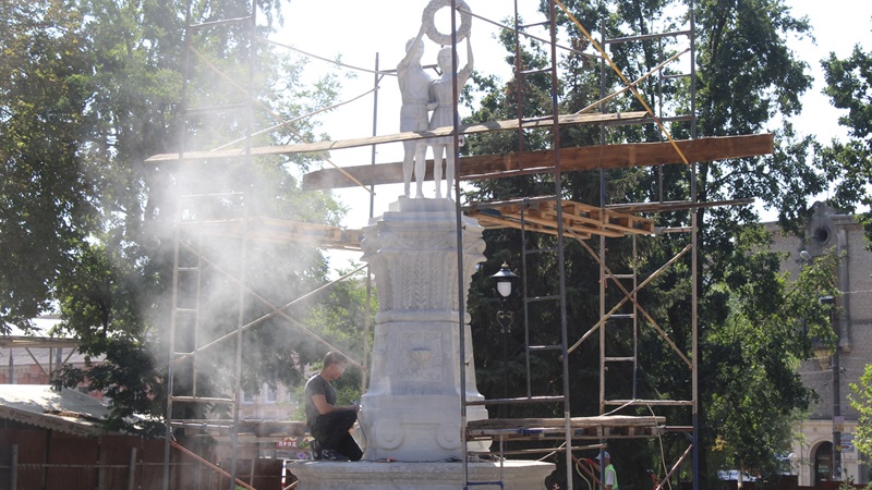 В сквере Пионеров в Запорожье устанавливают скульптурный ансамбль фонтана: что ещё сделали (ФОТО)