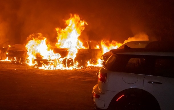 ОБНОВЛЕНО: Третий день подряд в Запорожье горят иномарки: сегодня – Nissan (ВИДЕО)