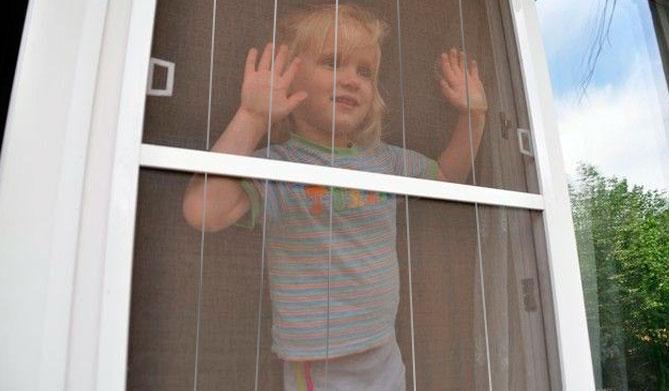 Оперся о москитную сетку: из окна 4 этажа в Запорожье выпал ребёнок