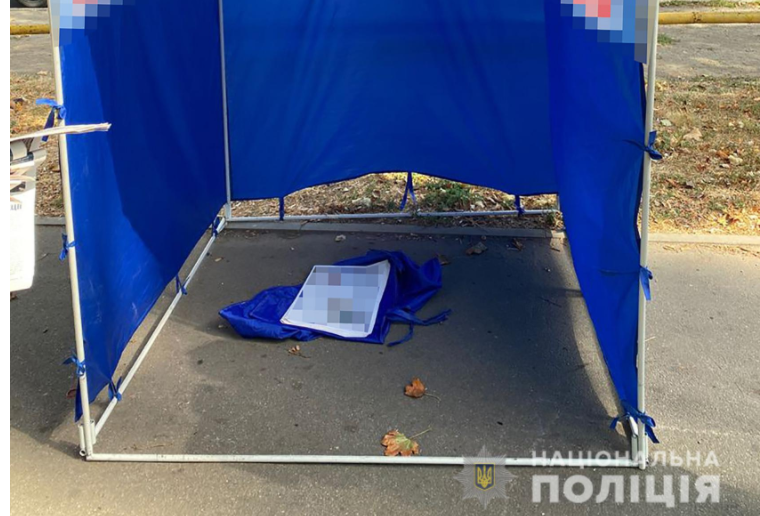 В Запорожье пьяная женщина повредила агитационную палатку (ФОТО)