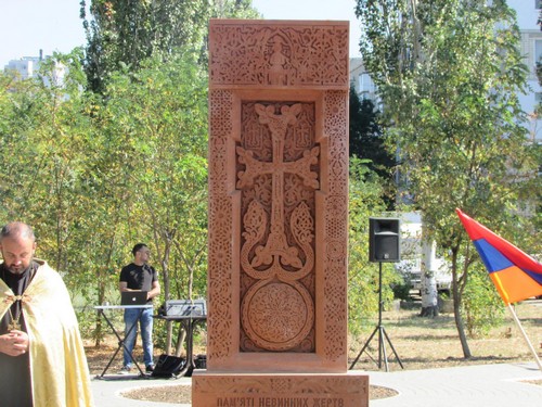 В Бердянске состоялось освящение армянского памятного креста-камня — хачкара (ФОТО)