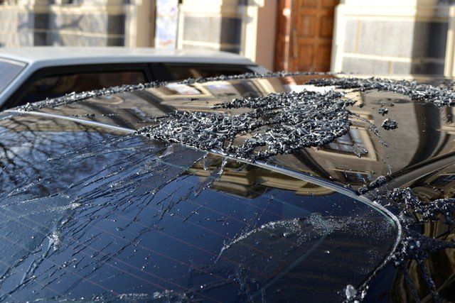 В Запорожской области облили кислотой авто: хулиган попал в объектив камеры наблюдения (ФОТО, ВИДЕО)