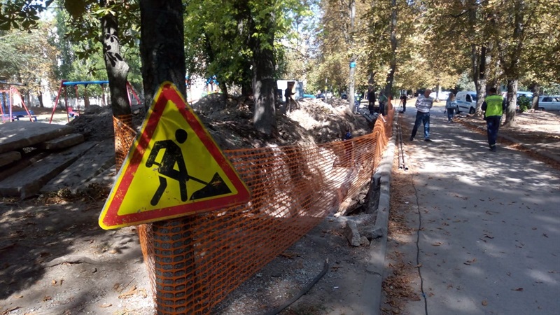 В Запорожье на Космосе готовятся к отопительному сезону: меняют трубопровод (ФОТО)