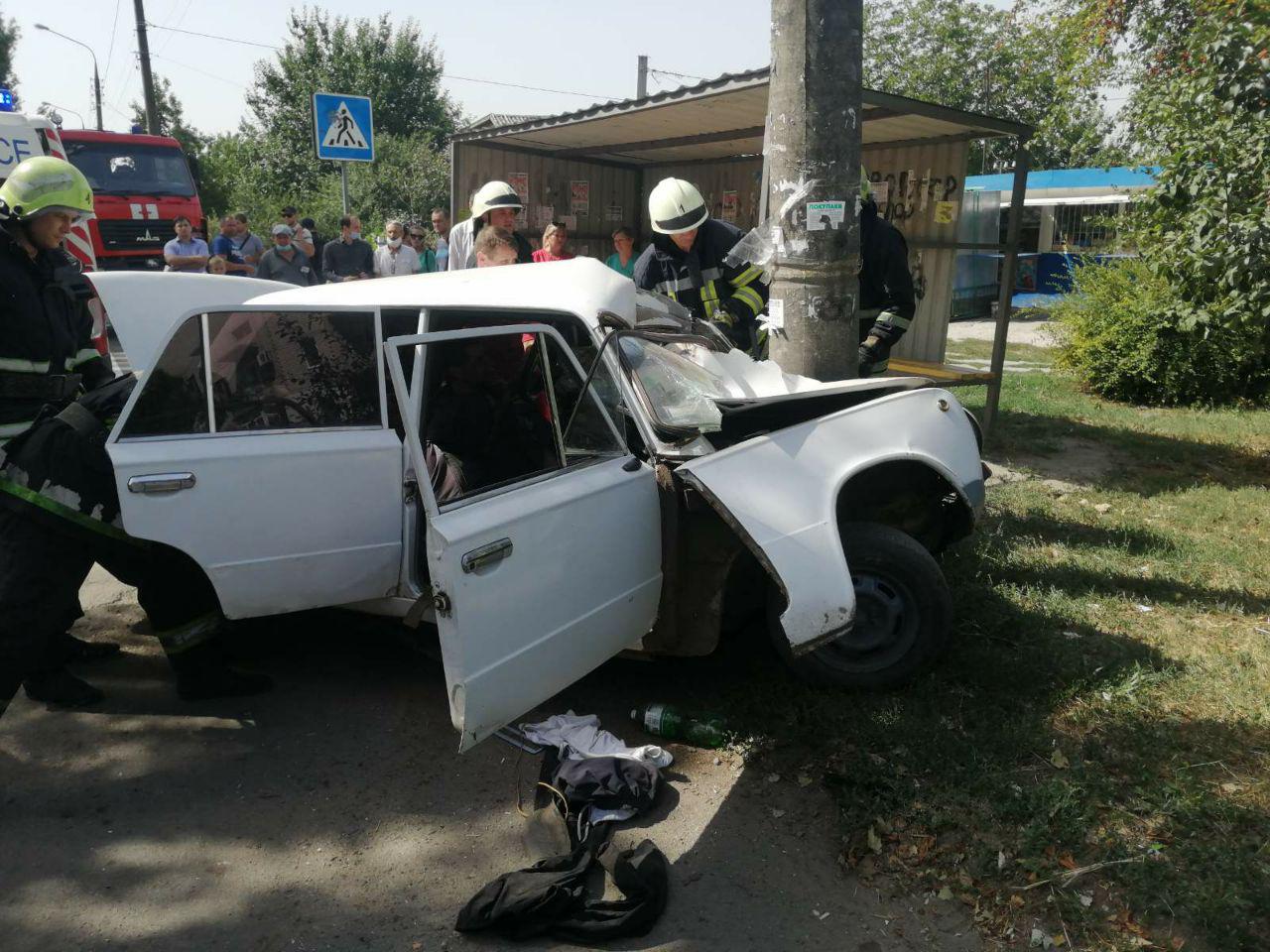 В Запорожье автомобиль врезался в столб: водителя деблокировали спасатели (ВИДЕО)