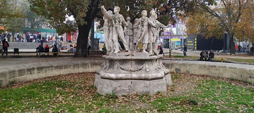 В Запорожье в Сквер пионеров вернули главную скульптуру (ФОТОФАКТ)