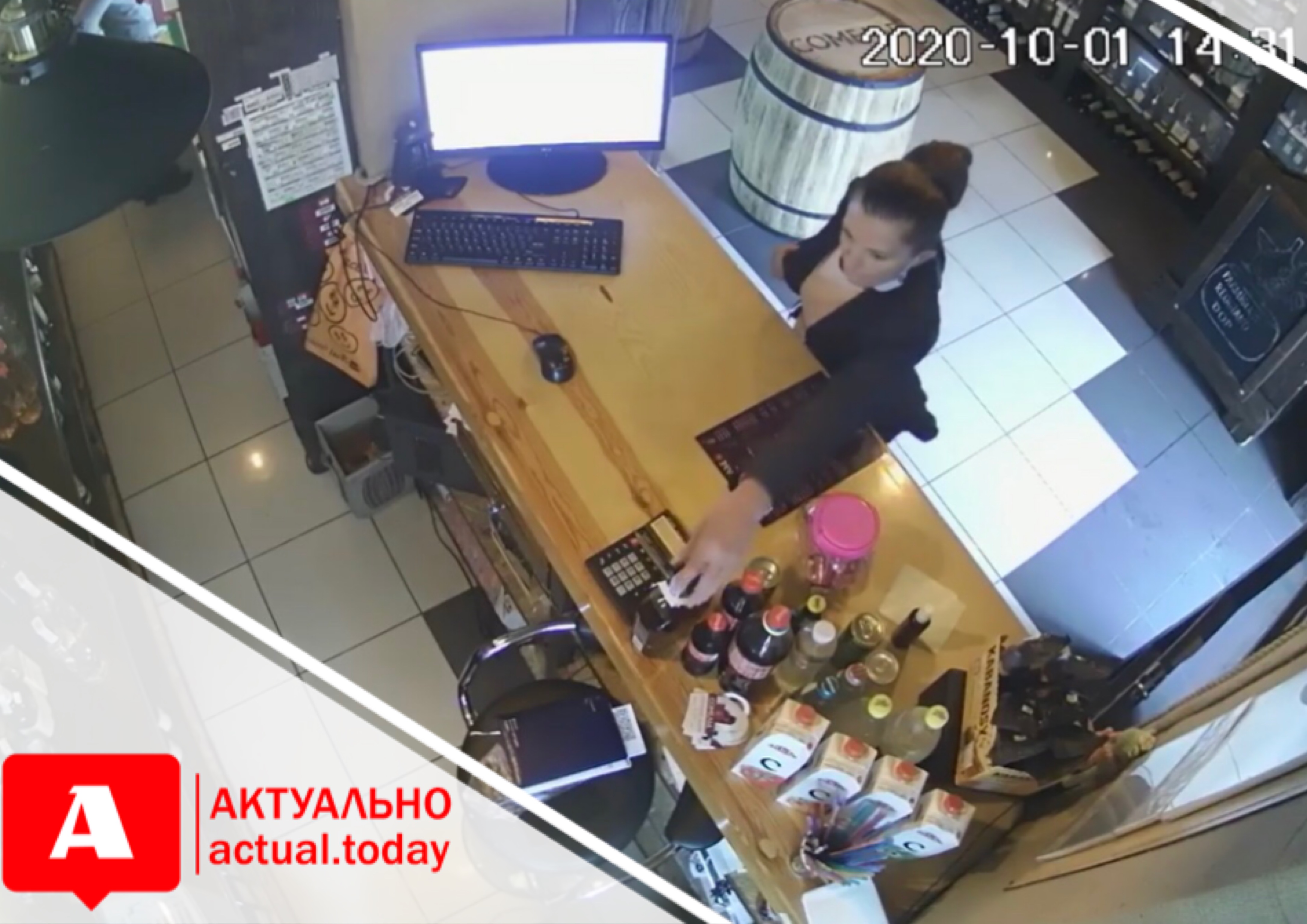 В Бердянске женщина украла бутылку виски и попала на камеру видеонаблюдения (ВИДЕО)