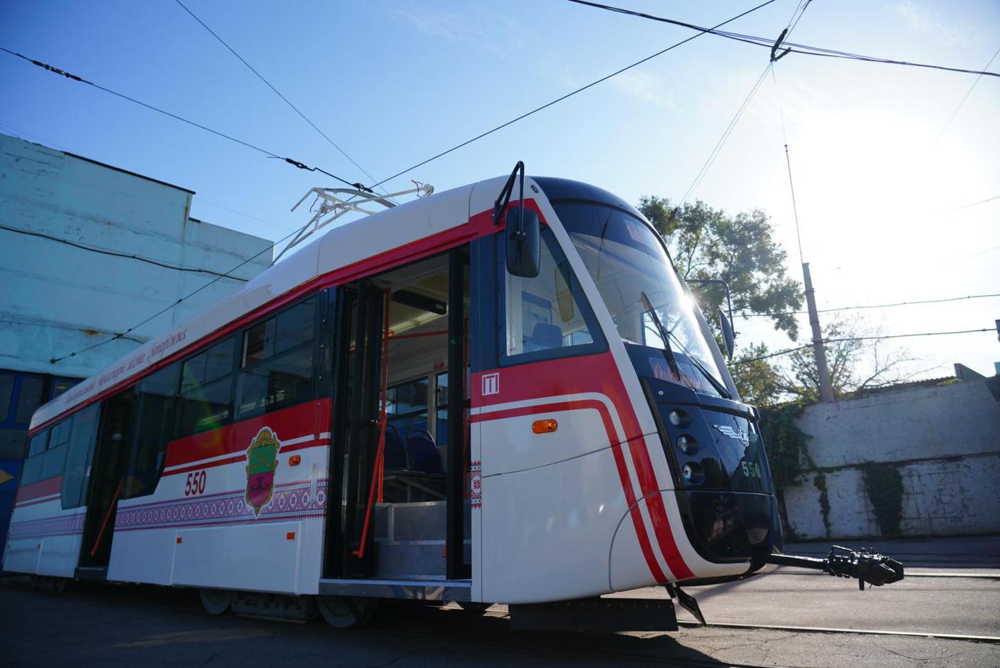 В Запорожье на маршрут вышел еще один трамвай собственной сборки (ФОТО)
