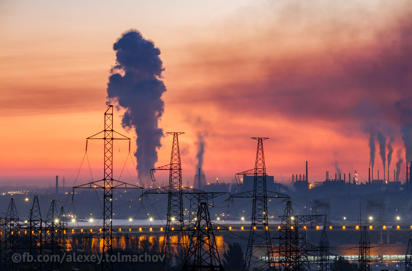 Запорожский фотограф опубликовал снимки дымящих заводов
