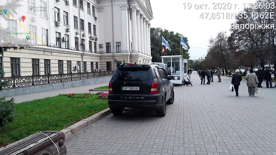 В Запорожье возле мэрии на тротуаре припарковался внедорожник с прицепом (ФОТО)