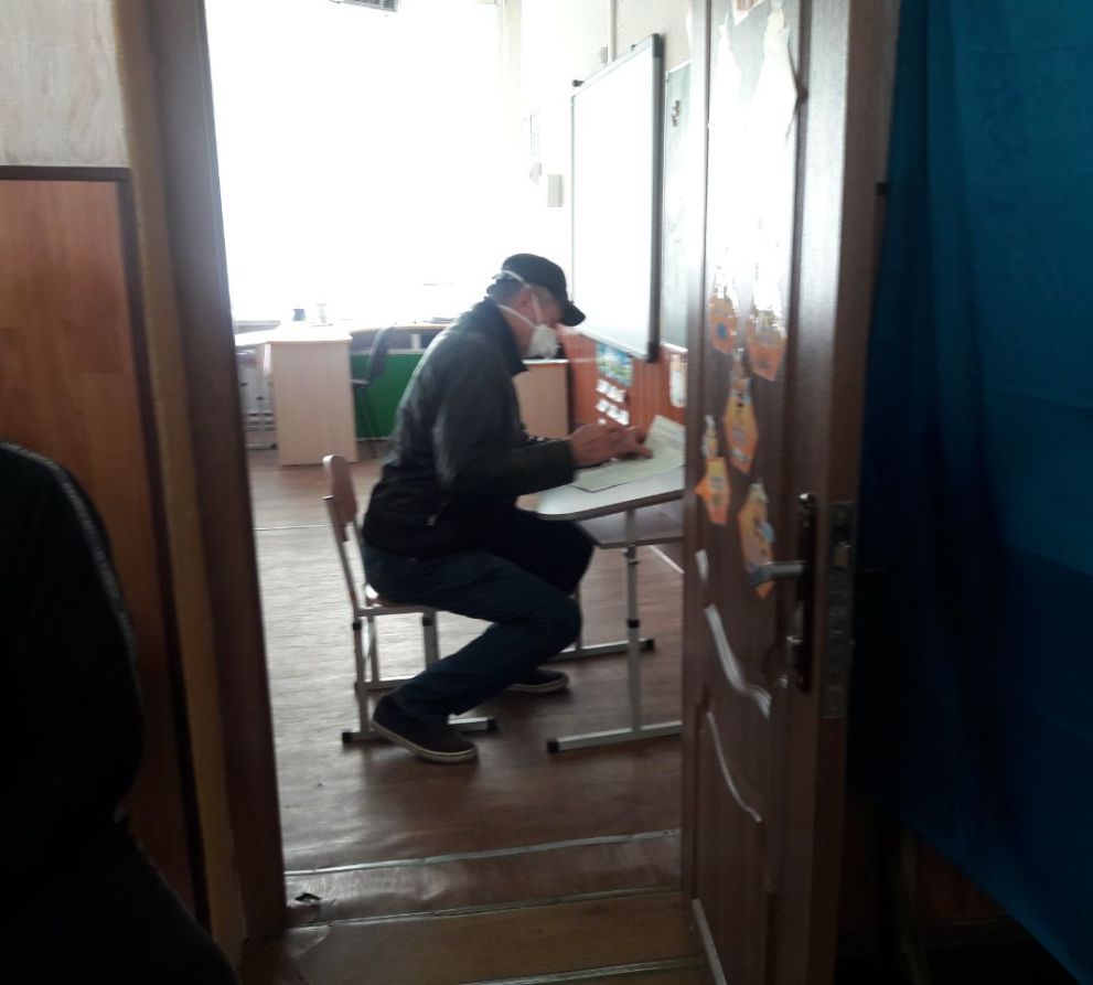 Под Запорожьем избиратели голосуют за школьными партами без кабинок (ФОТО, ВИДЕО)
