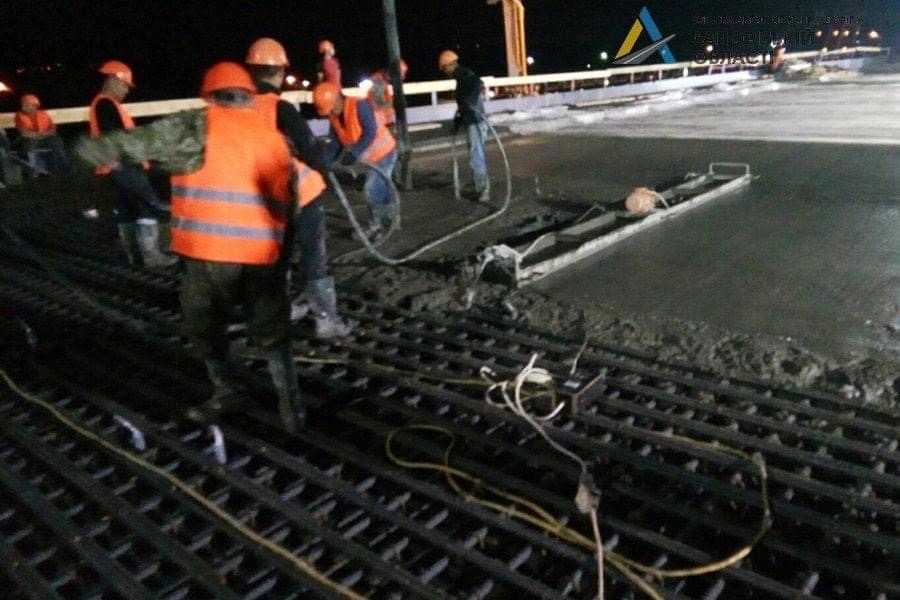 Комплекс строительных работ на автотранспортной магистрали через р. Днепр в Запорожье в самом разгаре (ФОТО)