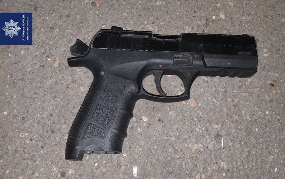 Житель Запорожья угрожал прохожим расправой найденным пистолетом (ФОТО)