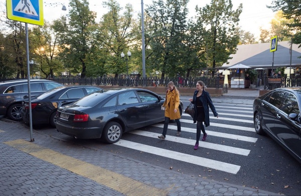 В Запорожье показали любителей парковаться на пешеходных переходах (ФОТО)