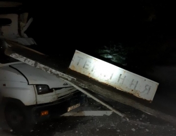 В Запорожской области грузовик врезался в бетонную остановку, разрушив ее полностью (ВИДЕО)