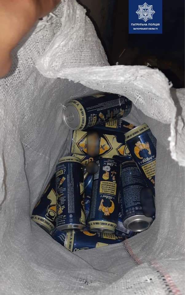 В Запорожье подросток с подельниками украли из киоска мешок слабоалкогольных напитков (ФОТО)