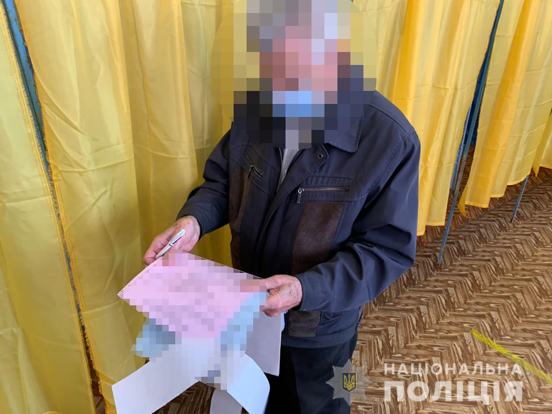 Избиратель в Запорожье из почти 40 похищенных бюллетеней испортил 16