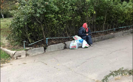 В Запорожье на улице несколько дней сидит женщина, которой некуда пойти (ФОТО)