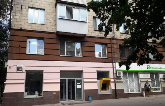 В центре Запорожья перекрашенный фасад дома привели в порядок (ФОТО)