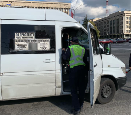 В Запорожье полицейские проверяют соблюдение карантинных норм в маршрутках (ФОТО)