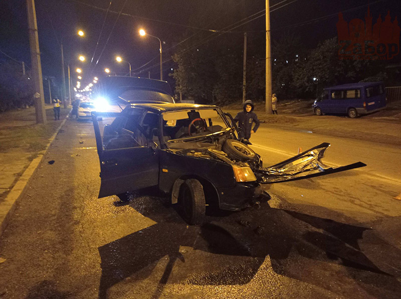 ОБНОВЛЕНО: В Запорожье автомобиль врезался в столб: есть пострадавшие (ВИДЕО)
