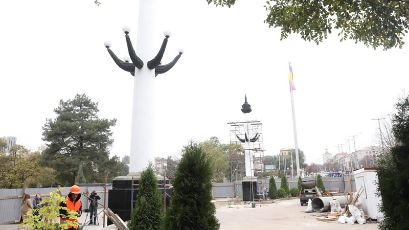 В Запорожье отреставрировали колонны на Аллее Трудовой Славы (ФОТО)